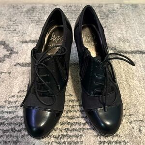 Stretch Oxford heeled bootie size 6